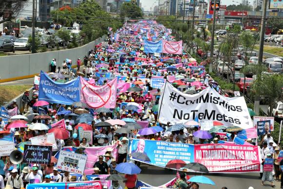 Peru: victoriosa Marcha Familiar en contra de Currícuculum con Ideología de Género: