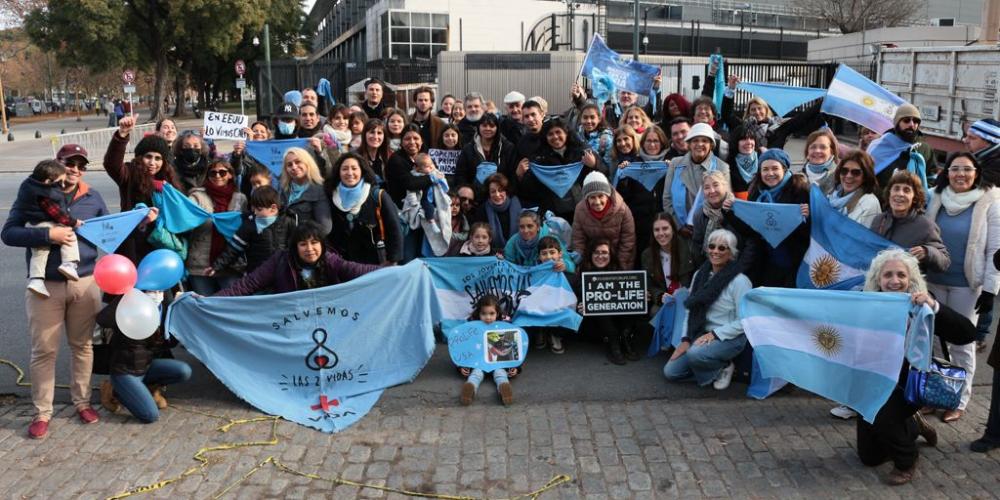 ALEGRÍA PROVIDA FRENTE A LA EMBAJADA ESTADOUNIDENSE