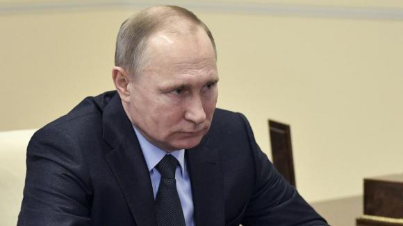 Putin promulga la ley que despenaliza la violencia doméstica en Rusia