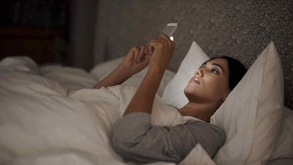 No se debería usar el celular antes de dormir por la noche
