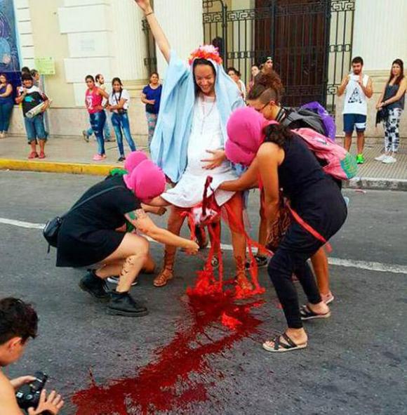 Marcha feminista en Tucumán: ¡escenifican a María Santísima abortando a Jesús frente a la Catedral!