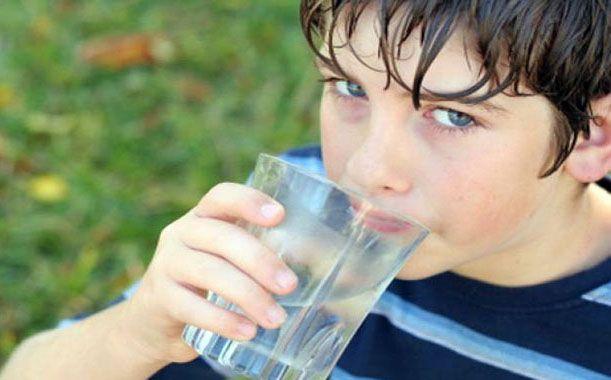 Cómo crear en los niños el hábito de beber agua