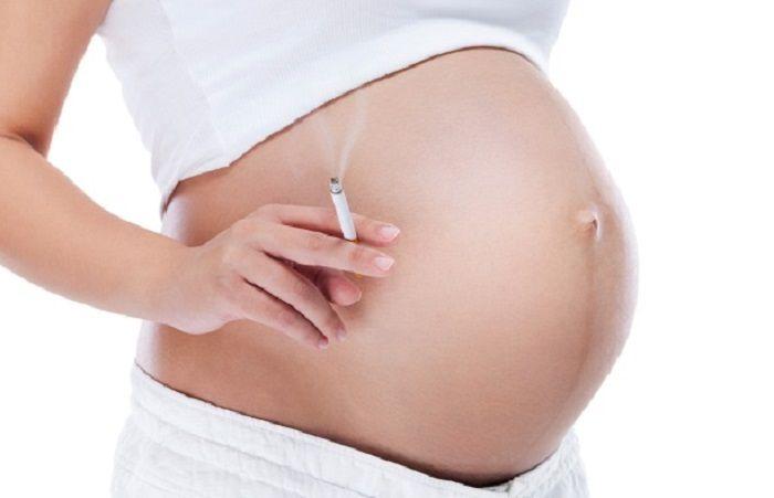 Fumar en el embarazo aumenta el riesgo de autismo en las futuras nietas