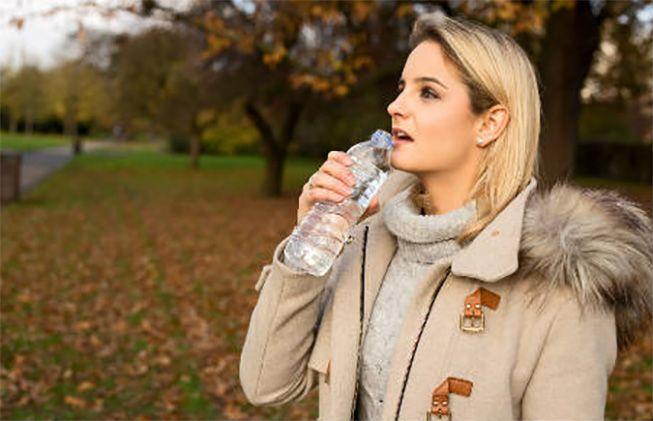 Reutilizar una botella de plástico es un riesgo para la salud