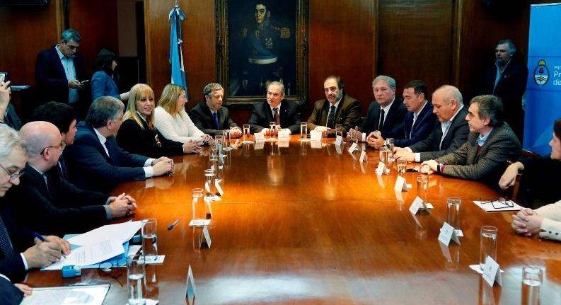 Firman acuerdo para la producción de medicamentos públicos