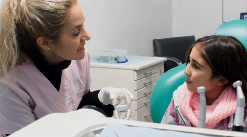 La Dra. Viviana Schiaretti explica el funcionamiento del sistema Myobrace