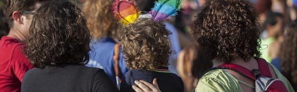 ¿Da igual tener padre y madre que «padres» del mismo sexo? Varios expertos explican por qué no