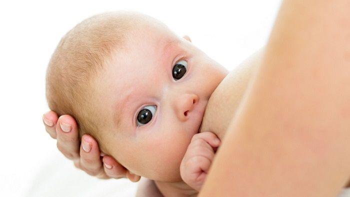 Dar el pecho genera múltiples beneficios para el niño y la madre
