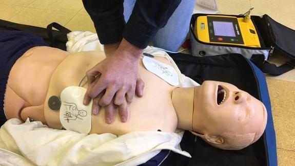 El uso del DEA triplica las posibilidades de sobrevida tras un paro cardíaco