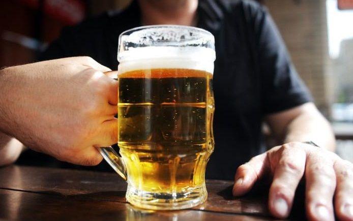 Beber en atracones hace padecer alteraciones cerebrales típicas del alcoholismo