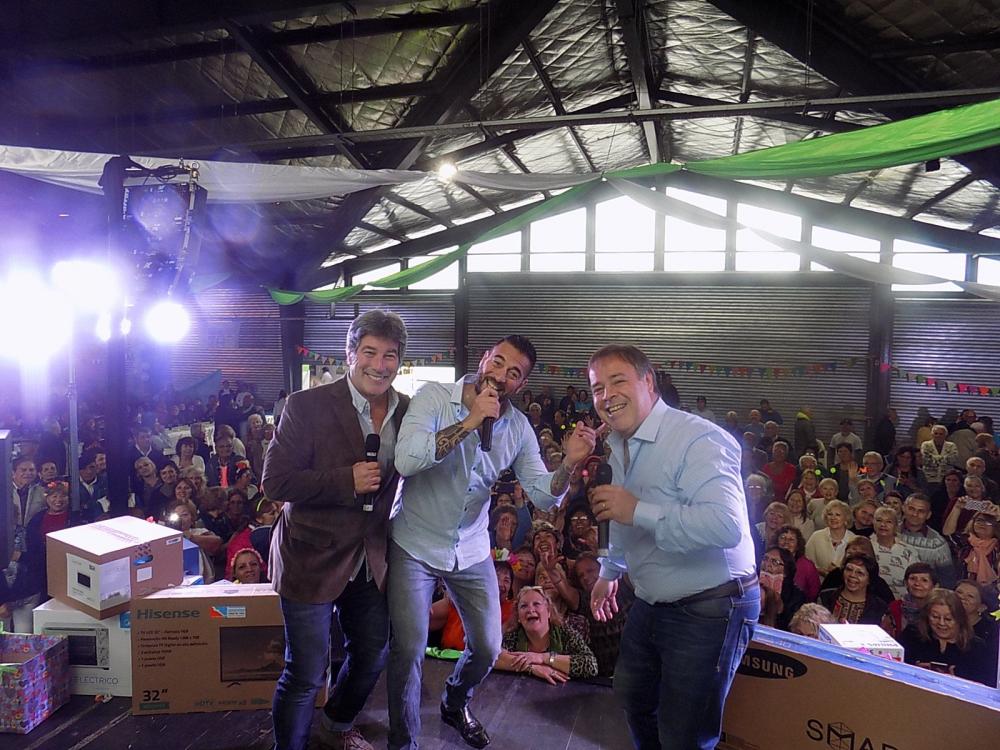 FIESTA DIA DEL JUBILADO ¨MUNICIPIO SAN FDO) SHOW GUSTAVO SANTILLAN CON LA CONDUCCION DE PACHU Y CARNA