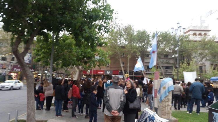 Un puñado de sanjuaninos marchó para decirle