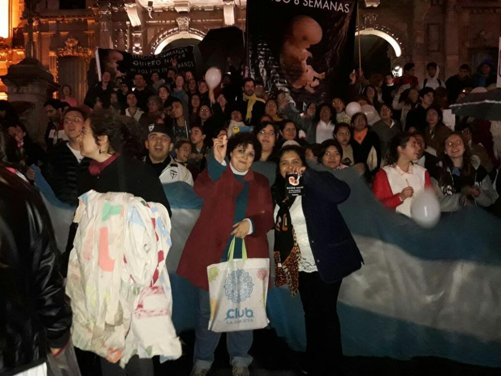 Multitudinaria Marcha por la Vida, bajo la lluvia en Tucumán!