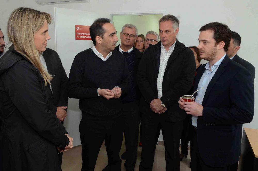 El ministro Scarsi visitó el nuevo vacunatorio central de Morón