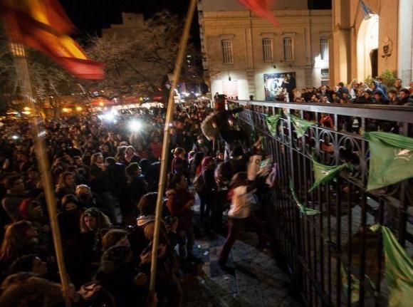 Al Gobernador del Chaco, ante el Congreso Nacional de Mujeres Autoconvocadas en Resistencia