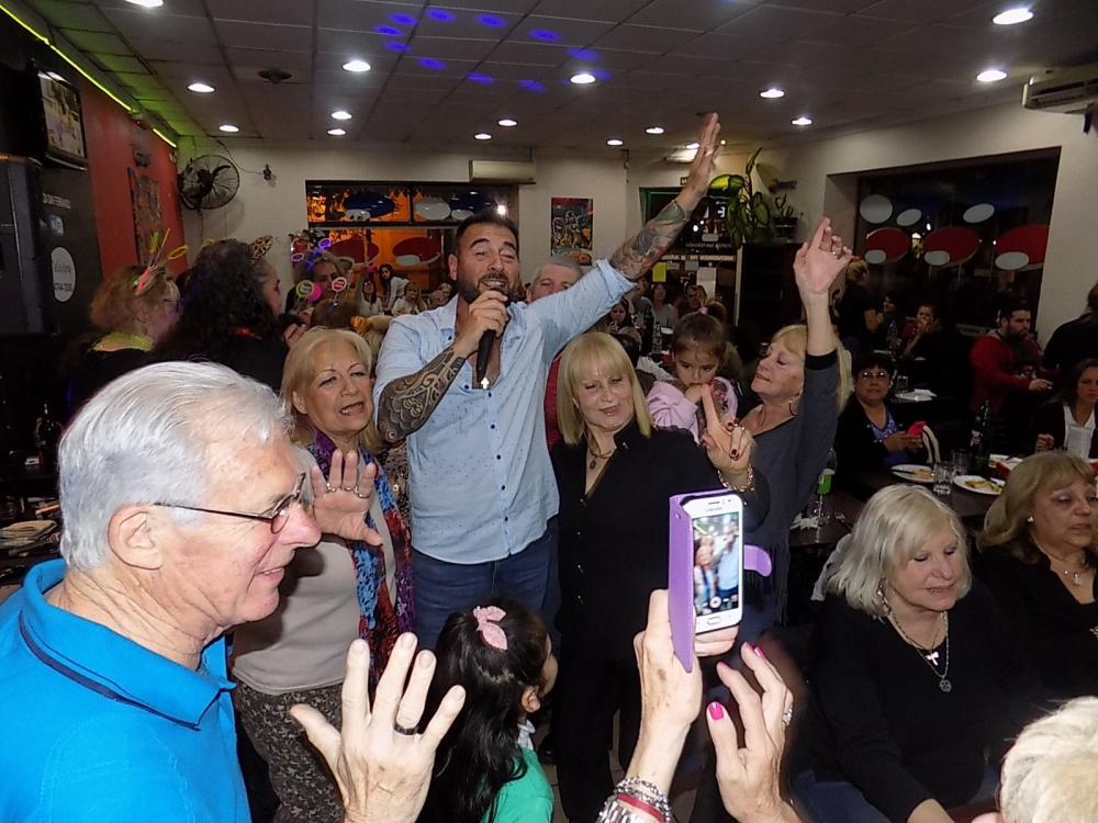 SHOW GUSTAVO SANTILLAN EN ¨QPIZZA SAN FDO¨