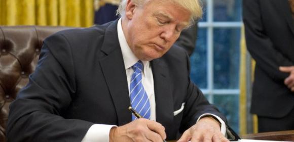 Trump acaba con la obligación de las empresas de ofrecer seguros médicos con anticonceptivos y abortivos