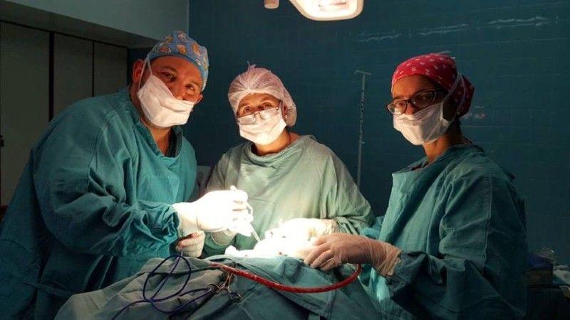 Injertan hueso para reparar una fisura de paladar en el Hospital Penna