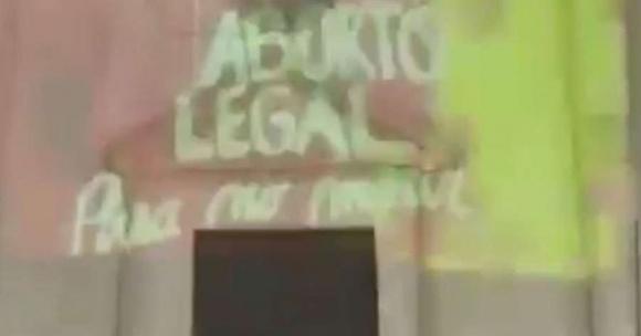 Con fuego y piedras, feministas atacan Catedral en Resistencia, Chaco