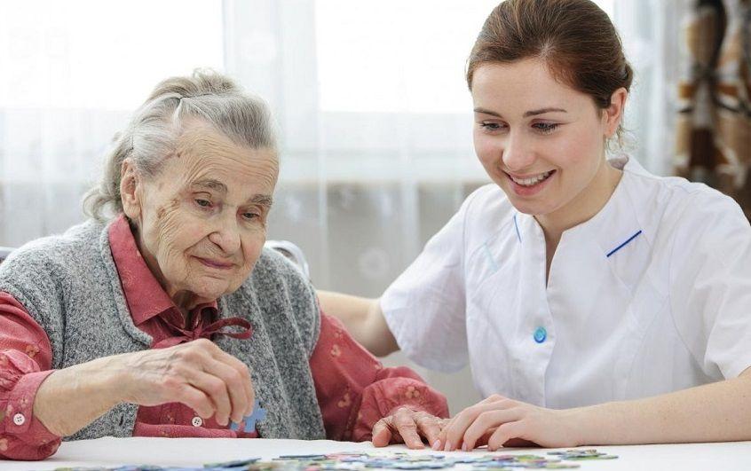 Si acompañas a personas mayores anotate en el Registro Nacional de Cuidadores