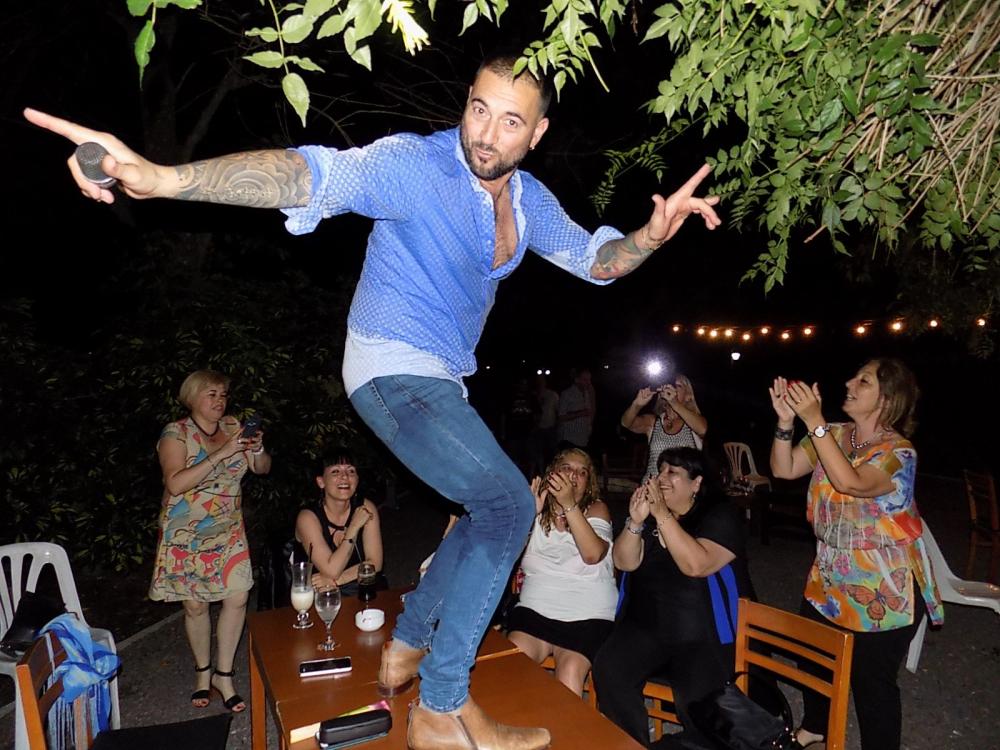 SHOW GUSTAVO SANTILLAN EN ¨MOMBAY¨