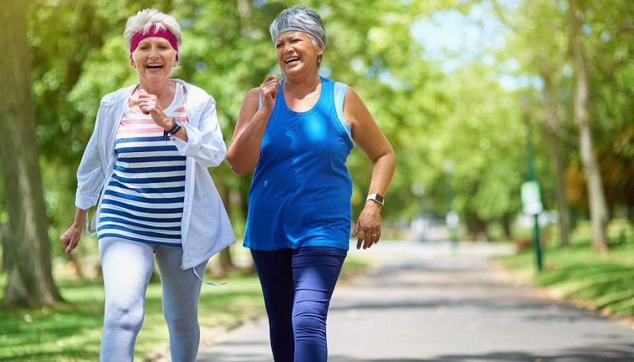 Una caminata diaria proteje la salud del cerebro en adultos mayores