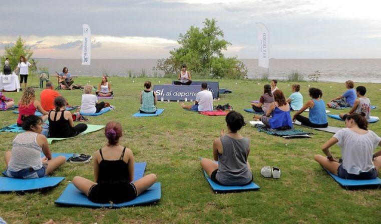 San Isidro: Se realizó un encuentro de yoga frente al río