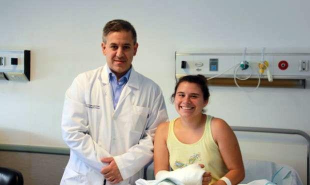 Trasplantan un dedo del pie a la mano de una joven en el Hospital El Cruce