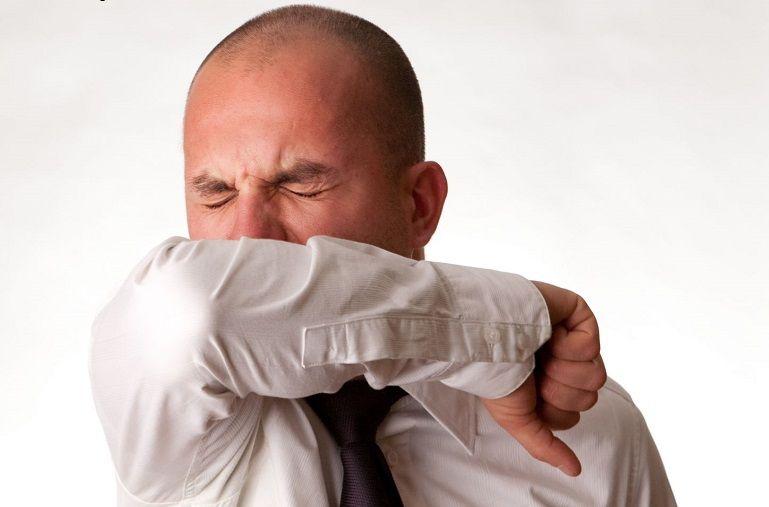 Detener un estornudo puede causar lesiones serias