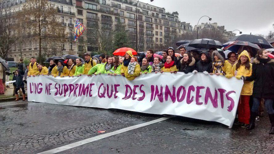 Marcha por la Vida en París reúne 40 mil personas que marcharon bajo intensa lluvia