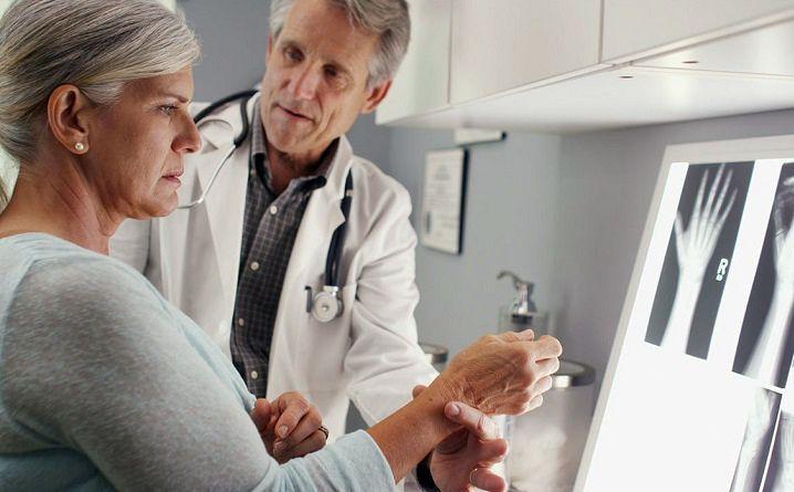 Osteopenia: Qué es, síntomas, causas, factores de riesgo, diagnóstico y tratamiento