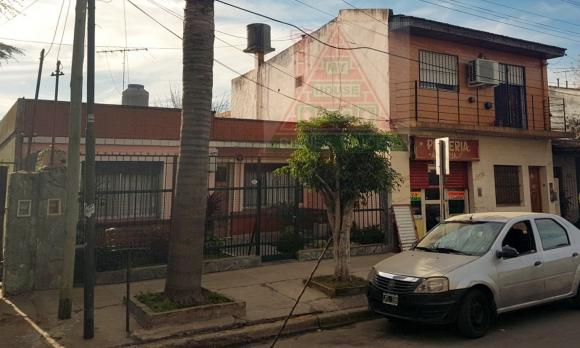 Casa 3 ambientes, dos departamentos 2 y 3 ambientes y Local (Beccar)