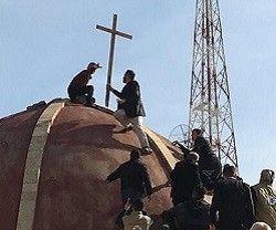 La cruz de la Iglesia del Sagrado Corazón vuelve a reinar en Telekef, arrasado por Estado Islámico