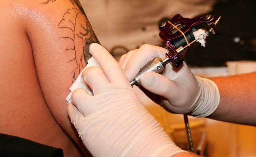 ¿Cómo actúan las células de la piel al hacerse un tatuaje?