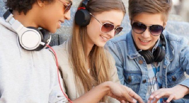 Cada vez más jóvenes tienen problemas de audición por el alto volumen en auriculares
