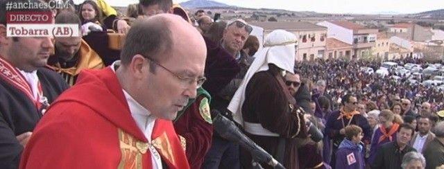 El P. Pedro López García, «crucificado» por criticar la ideología de género durante el sermón