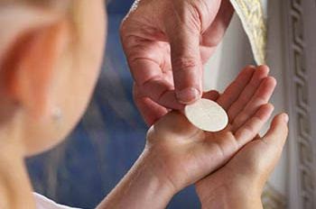  Así es como fue “impuesta” la comunión en la mano