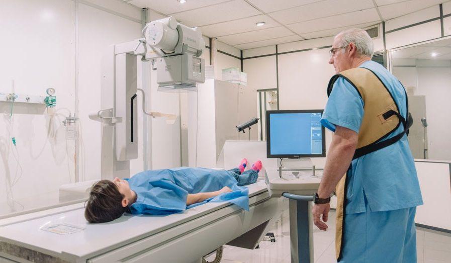 Alertan sobre la protección de médicos y pacientes de la radiación en procedimientos con rayos X