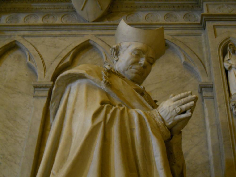 La escultura funeraria que representa a León Federico Aneiros, orante, en la Catedral Metropolitana, por el Dr. Oscar Andrés De Masi