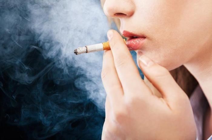 Fumar también daña los músculos de las piernas
