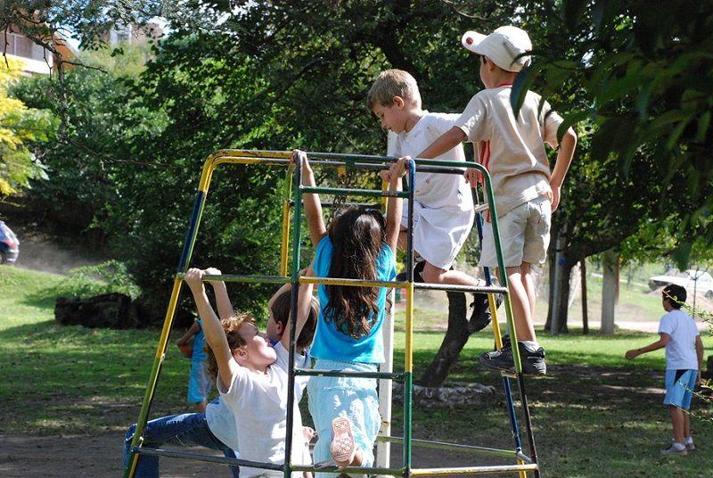Proponen la prohibición de fumar en plazas y parques bonaerenses