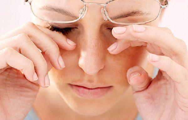 Leer más de 20 minutos en smartphone provoca visión borrosa y ojos secos