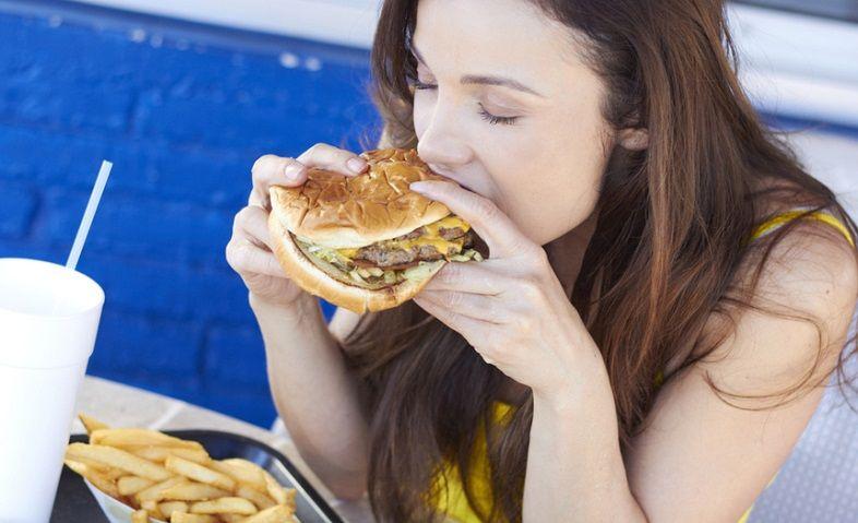 Por qué comemos más cuando atravesamos una crisis de angustia