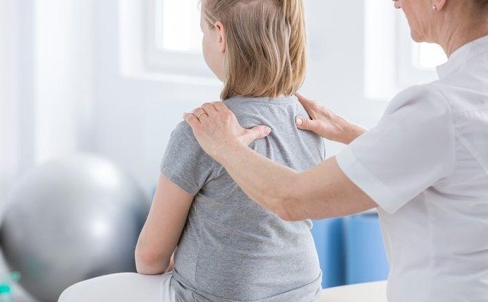 Sugieren incluir la detección de escoliosis en los controles de los colegios