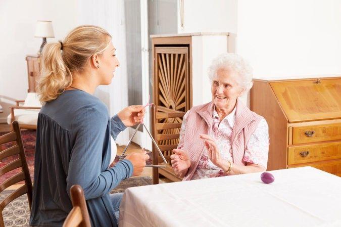 10 minutos de interacción social por día pueden mejorar el bienestar en personas con demencia