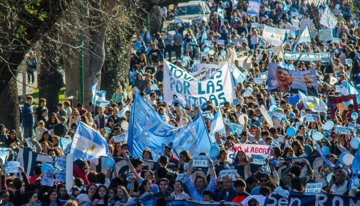 La “ola celeste” copó el monumento a Güemes