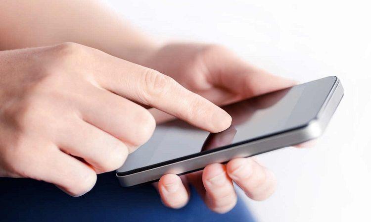 El celular nos estaría dejando ciegos pero no lo notamos