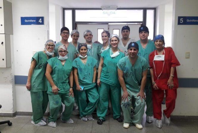 La Plata: Logran que un hombre vuelva a caminar tras un implante de tobillo