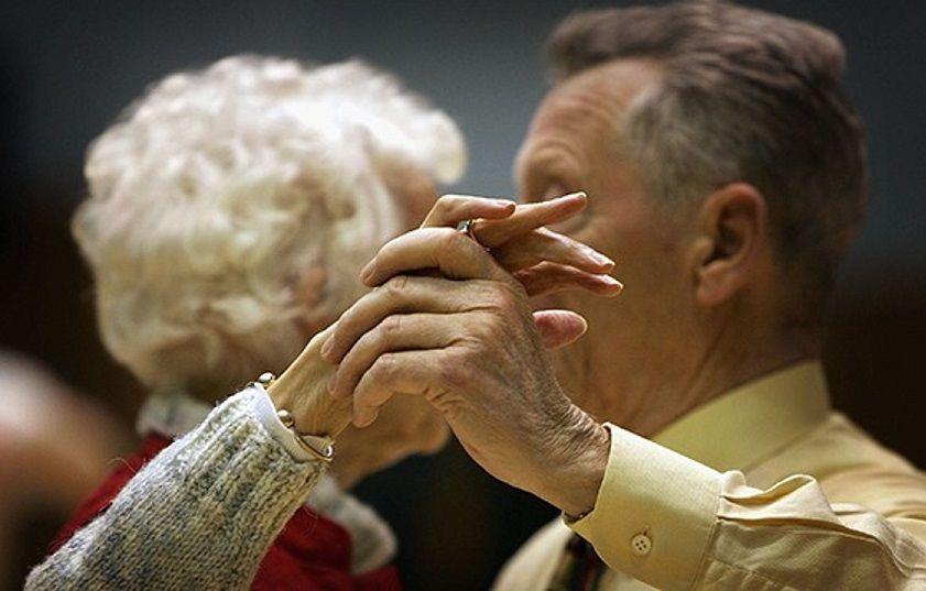 Adultos mayores: Bailar hace muy bien