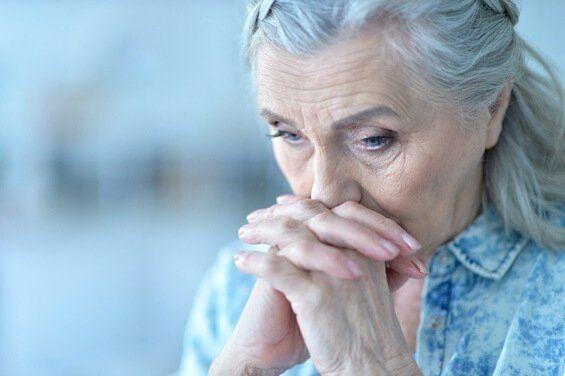 Asocian ver televisión con peor salud mental en mujeres mayores